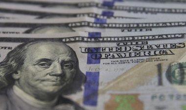 Dólar fecha abaixo de R$ 5 pela primeira vez desde junho de 2021