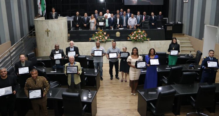 Câmara de Contagem condecora personalidades com títulos de honra