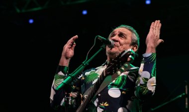 111 ANOS DE CONTAGEM. Zé Ramalho agita público que lotou Espaço Popular no encerramento das festividades do aniversário da cidade.