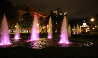 PBH e fonte da Praça da Liberdade são iluminadas para celebrar o Outubro Rosa
