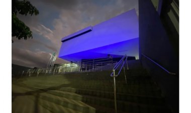 Prédio da Câmara  de Ibirité iluminado para a campanha Novembro Azul