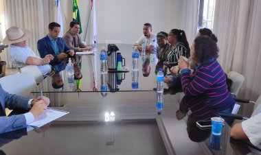 Comissão e presidência da Câmara recebem servidores da Saúde