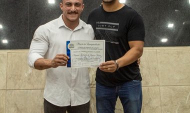 VERADOR LÉO DA ACADEMIA HOMENAGEIA O FISICULTURISTA MATEUS CASTRO NA CÃMARA MUNICIPAL DE CONTAGEM