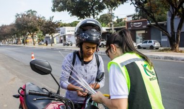 Prefeitura distribui antenas corta pipa gratuitas em Contagem para motociclistas e ciclistas
